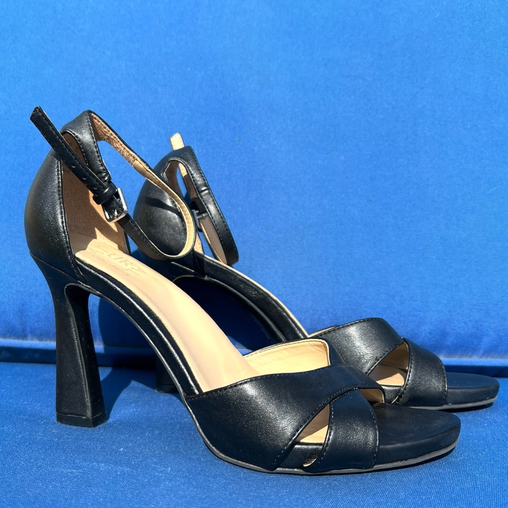 Naturalizer Classic Black Leather Ankle-Strap Heels 7.5